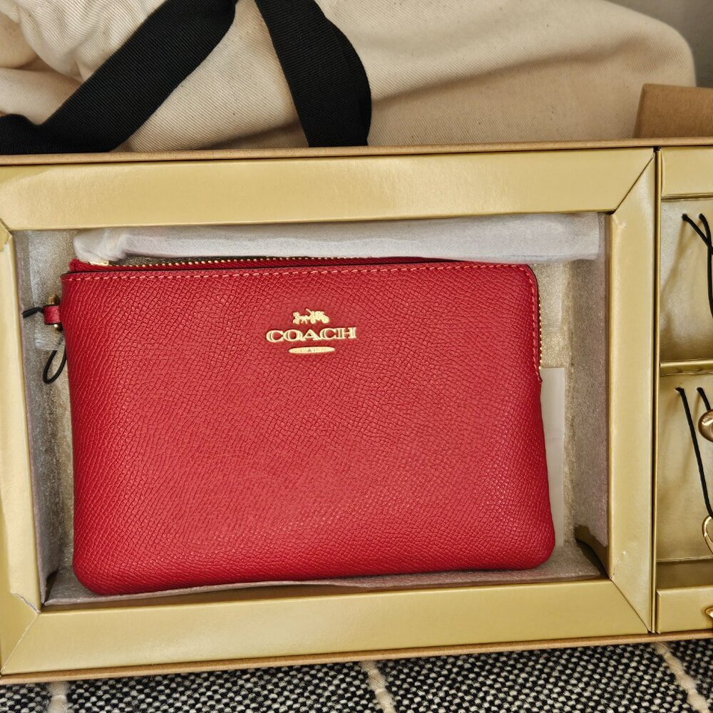 Coach Corner Zip Wristlet with Charms Boxed Gift Set CF359 Red - new in box